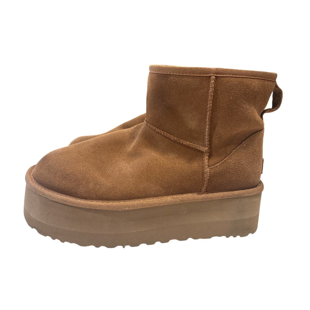 UGG Classic Sz 9 Ultra Mini Platform Sand boots in the color chestnut Suede